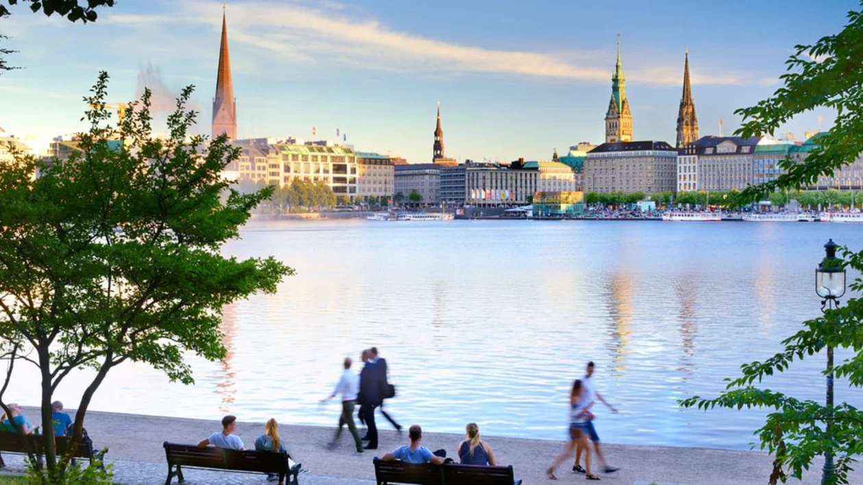 Hamburg: Binnenalster with city hall and St. Nicholas
