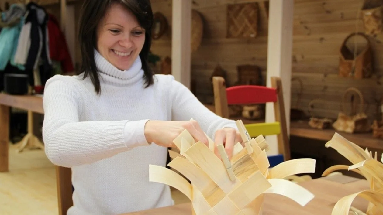 A woven chipwood basket in the making © Visit Estonia