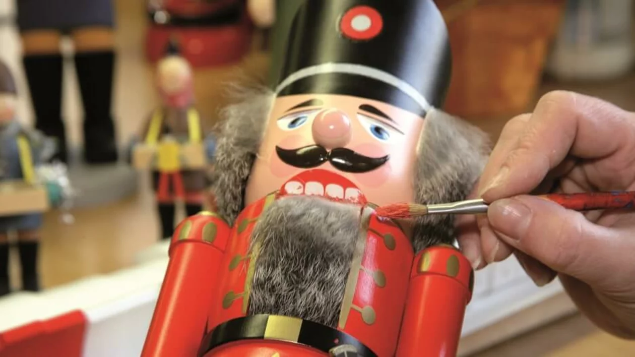 Erzgebirge_Painting of a nutcracker, ©Tourismusverband Erzgebirge e. V.