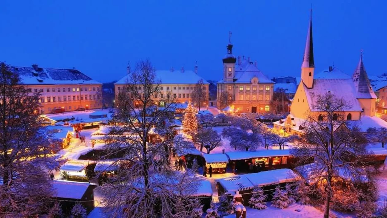 Altötting_Christmas market in the snow, ©Wallfahrts-und Verkehrsbüro Altötting / Heiner Heine.