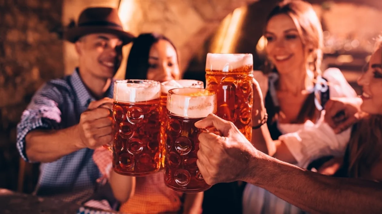 Kempten: Freunde stoßen im Biergarten an, Germany