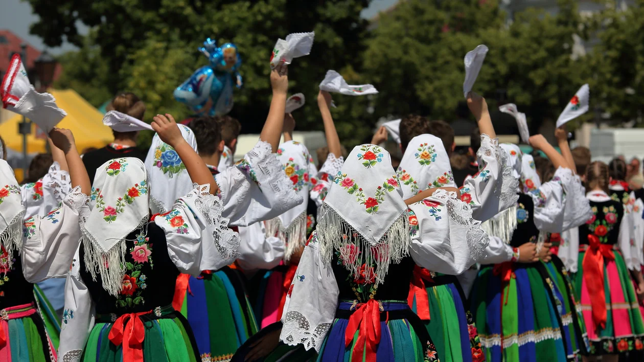 Young women in traditional costumes perform folklore dances in Cesky Krumlov.
