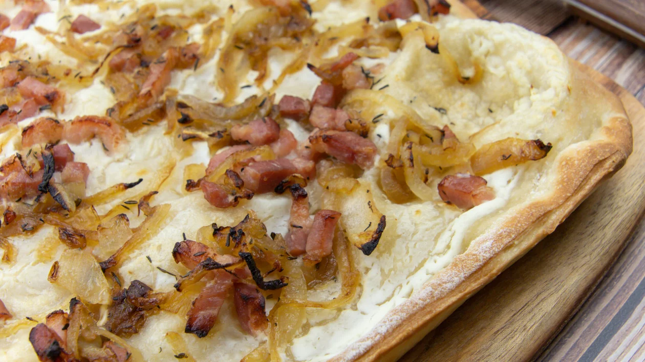 Flammekueche,(tarte,Flambée),On,A,Cutting,Board