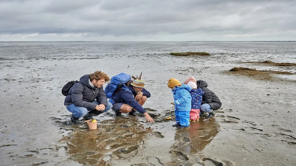 Wittmund: The family explores the Wadden Sea with a mudflat guide; Mudflat hiking center East Friesland