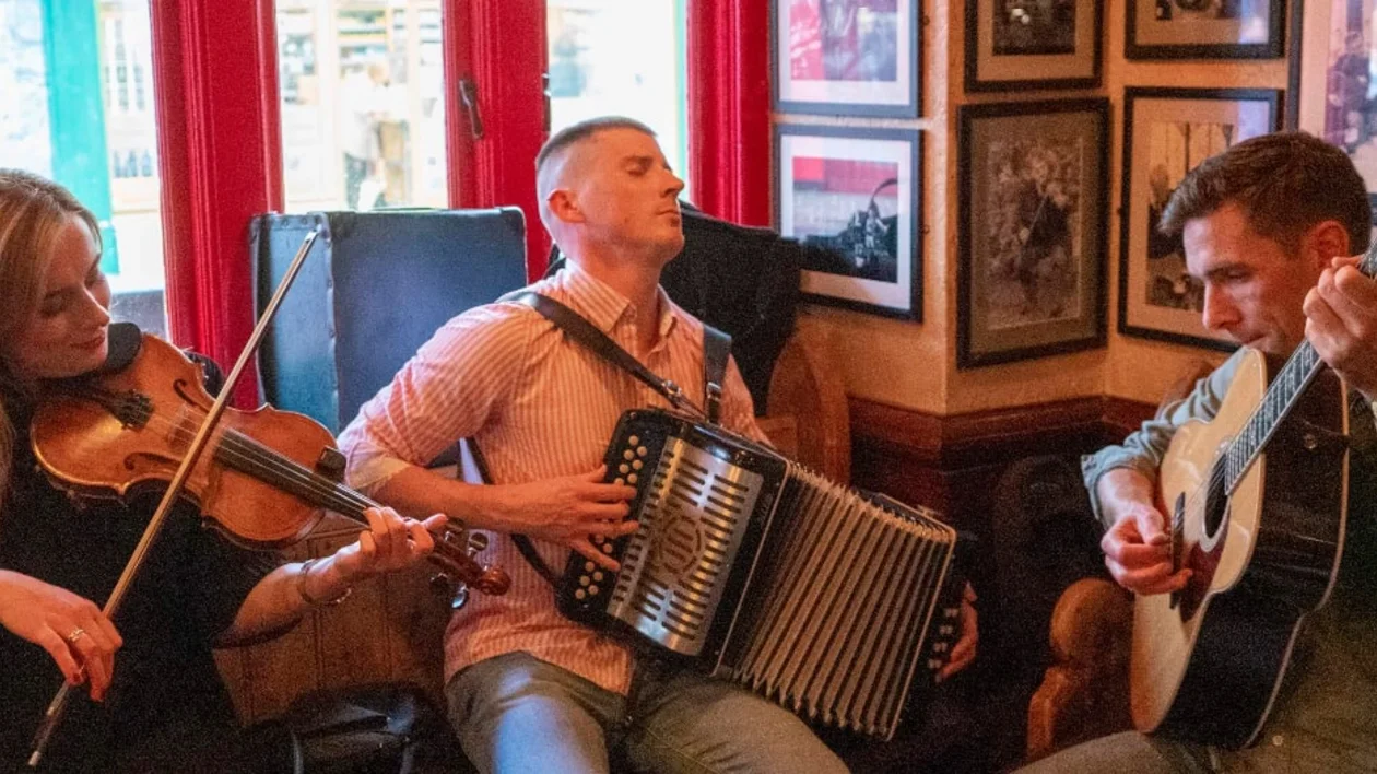 A traditional music session in Tig Chóilí, Galway city. © Tourism Ireland