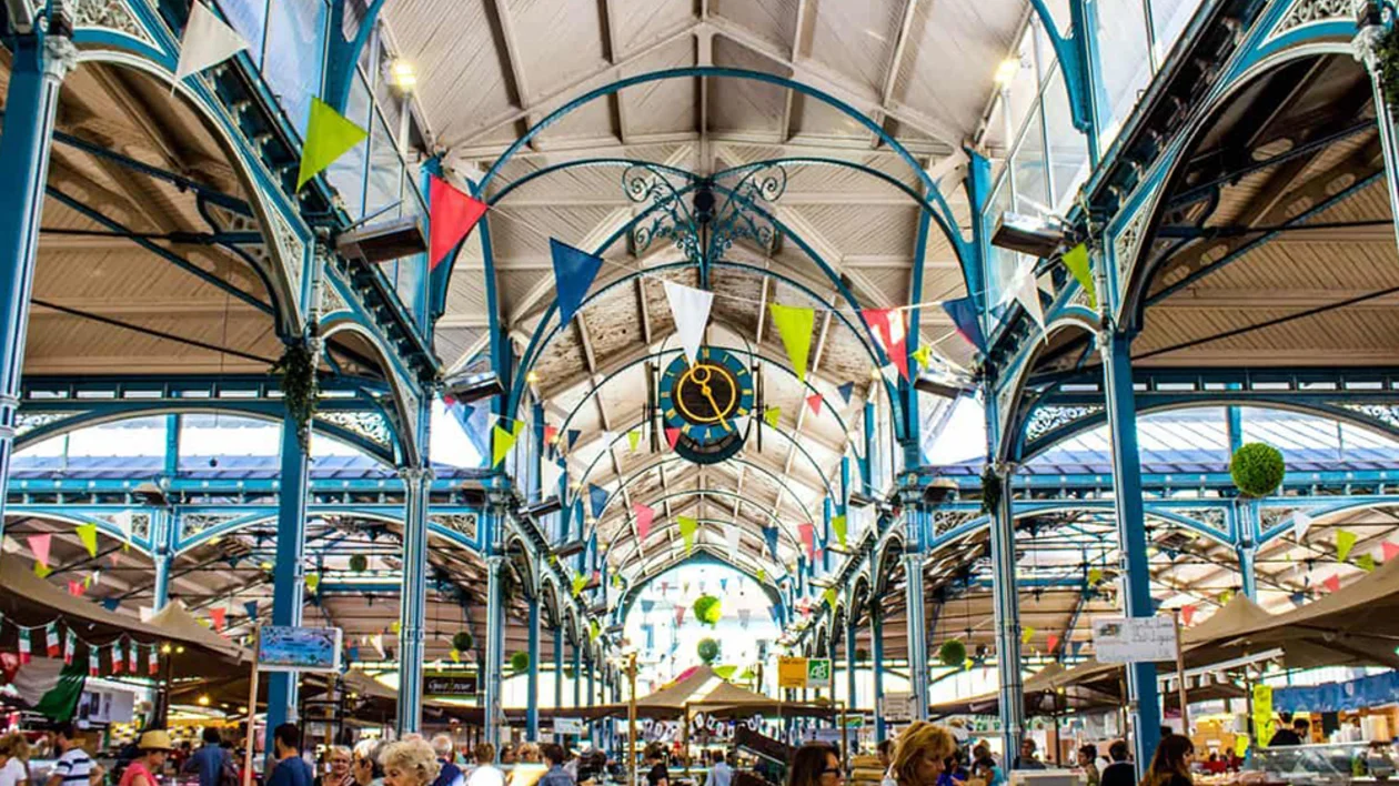 El mercado de alimentos Les Halles de Dijon, Francia