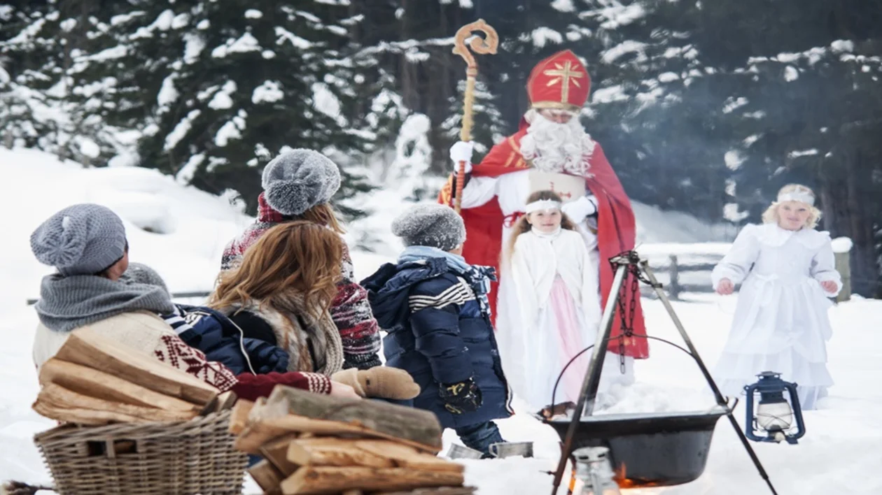 Family at a fireplace gets a visit from Saint Nicholas. ©GNTB/Jens Wegener