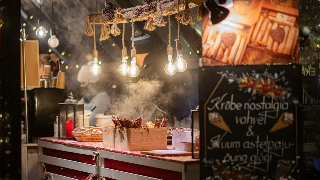 Try seasonal treats such as mulled wine and waffle cookies from vendors around the square. ©Rein Leib, Visit Tartu.