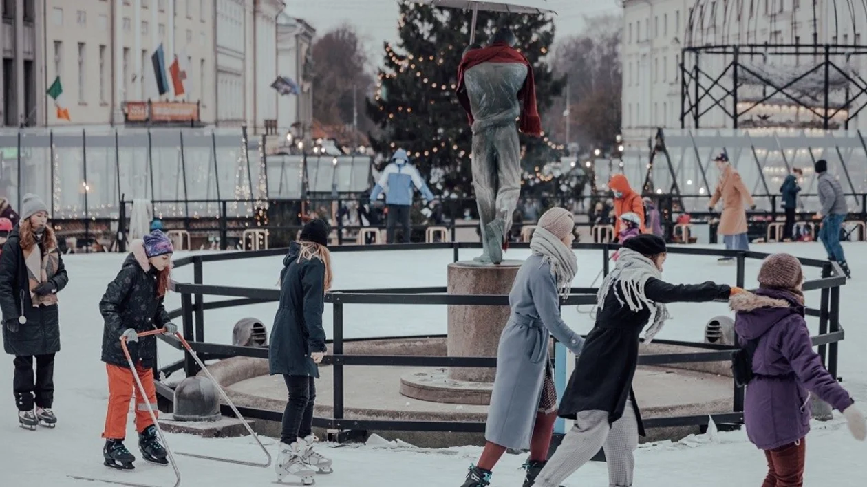Strap on your skates and glide around the famous “Kissing Students” statue. Strap on your skates and glide around the famous “Kissing Students” statue. ©Timo Müürsepp, Visit Tartu.