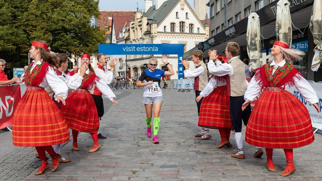 Tallinn’s Old Town and Estonian folk dancers provide local color for the Tallinn Marathon. © Tallinn Marathon
