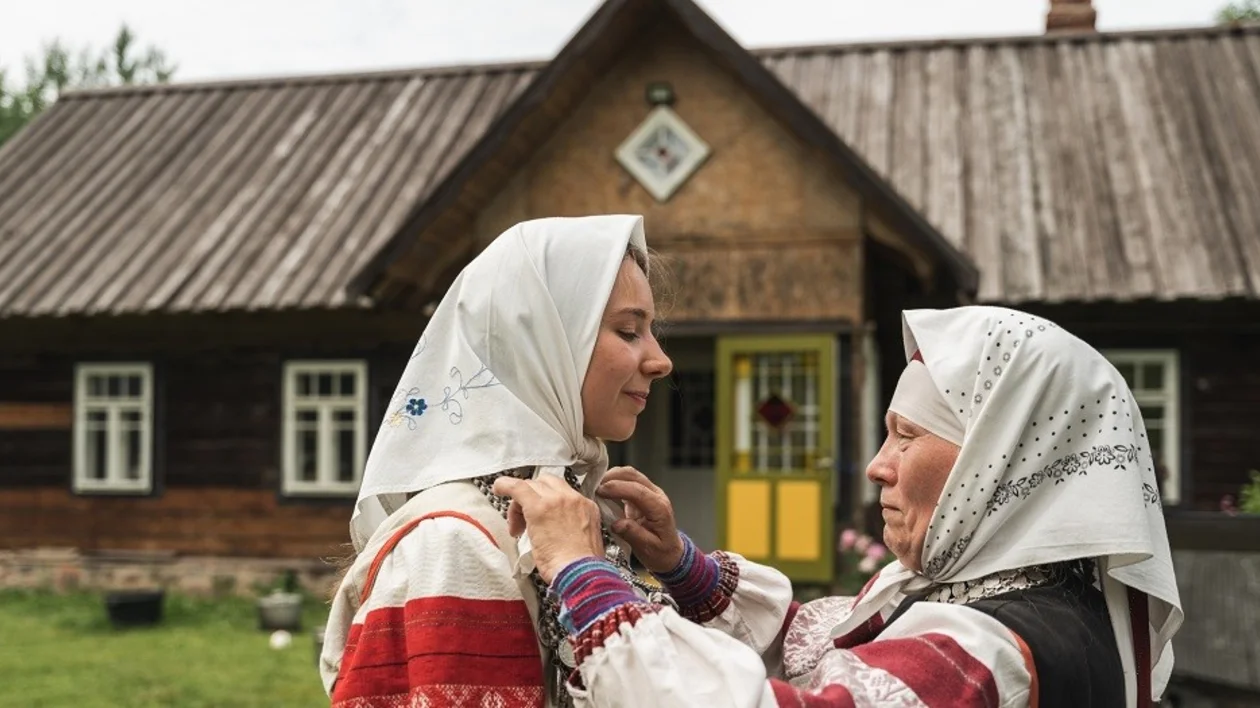 Learn about traditional ways of dressing from a local. ©Priidu Saart, Visit Estonia