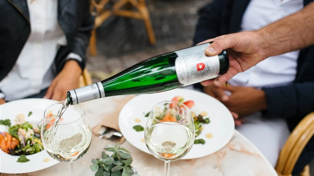 Two people dining seated on a table in Maastricht