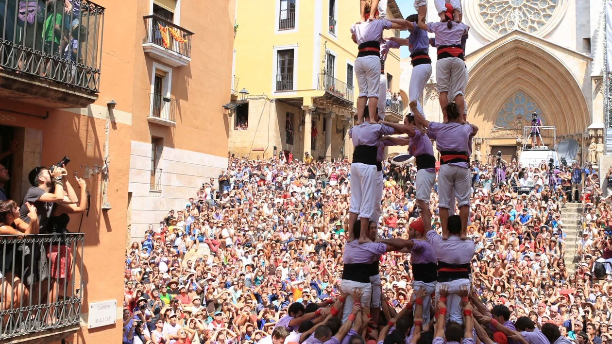 Music plays a fundamental role during construction, indicating the state of the structure at any given moment to the castle-makers at the base.