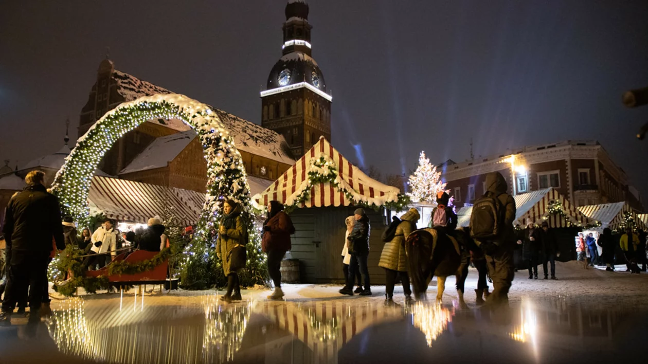 A night view of a christmas market in Riga.