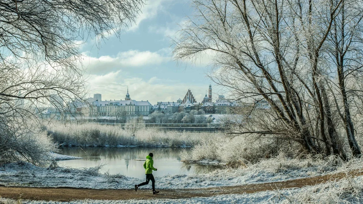 A person runninng during snowy winter in Warsaw.