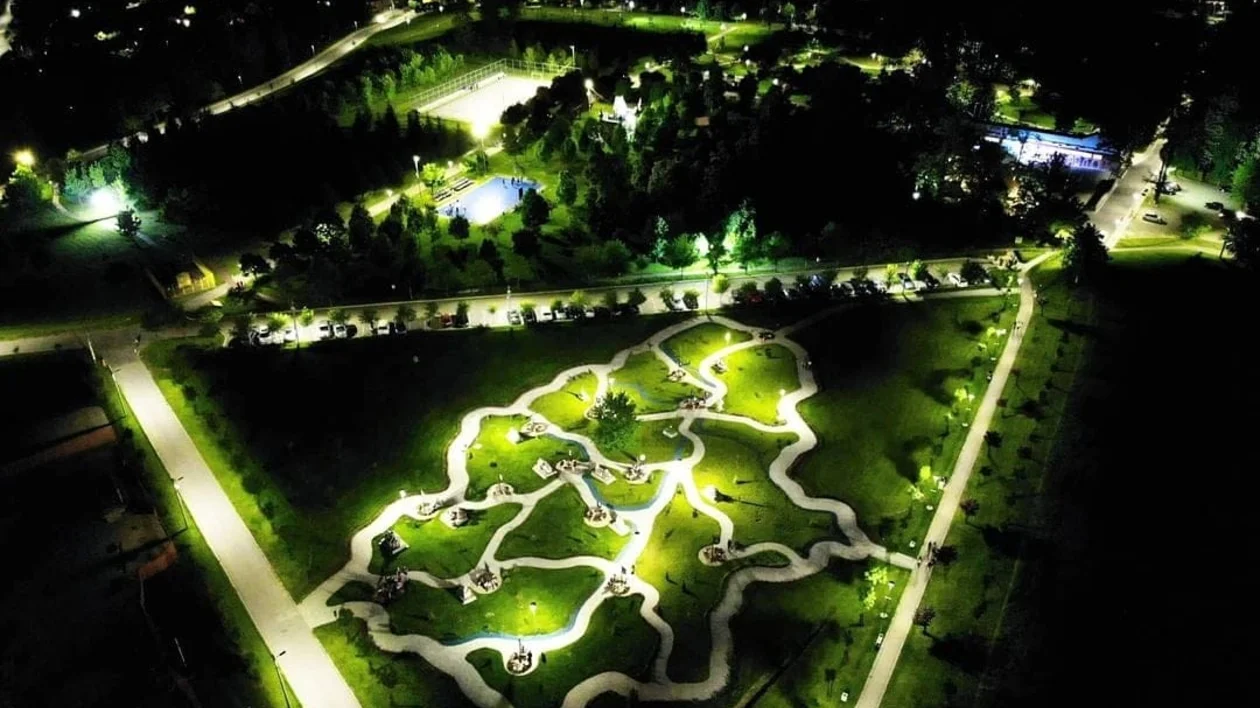 Aerial night view of the Bagdala park with lit walking paths and greenery.