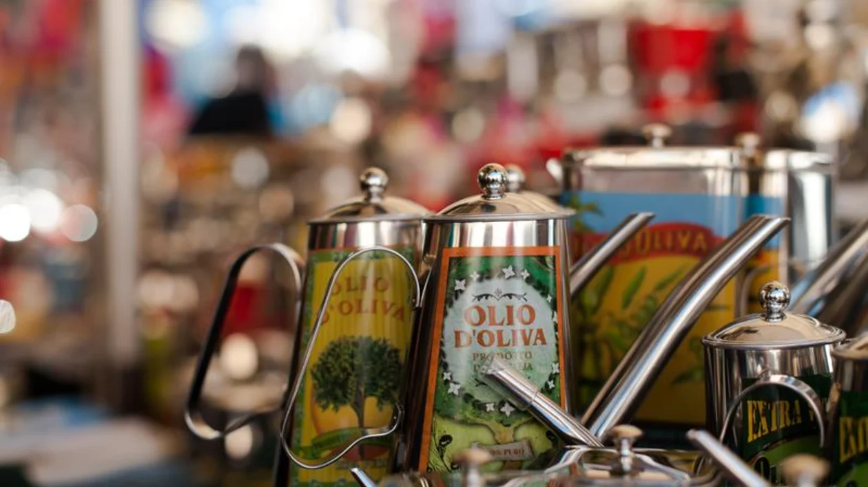 Olive Oil in Rome Olive oil gift of Rome is a great way to take home the flavors of Italy. 