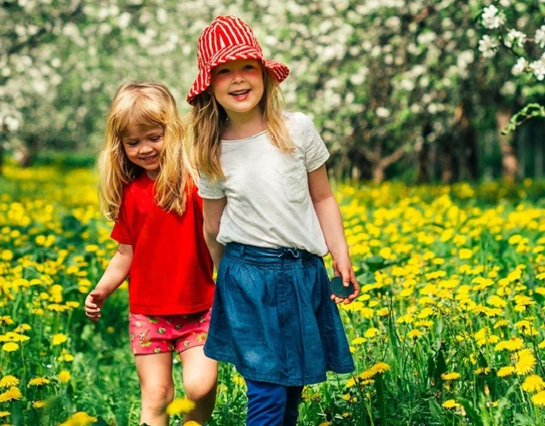 Cover_Finland_girls_in_park_c_Jussi_Hellsten