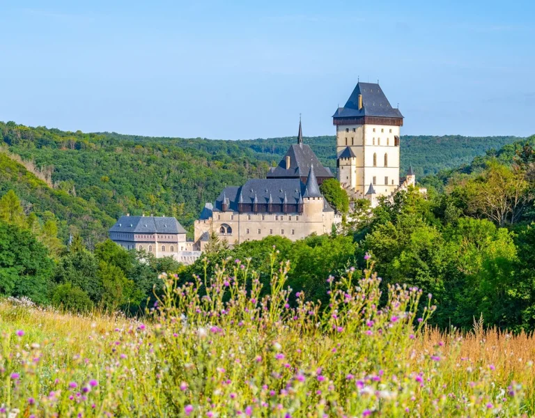 COVER Karjstejn Castle_shutterstock_2098836574