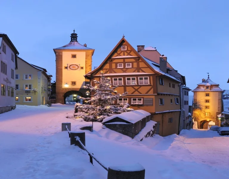 Plonlein (little square) with Sieber Tower and Kobolzeller Tower at Spitalgasse in Rothenburg ob der Tauber, winter landscape. © Getty Images/Westend61