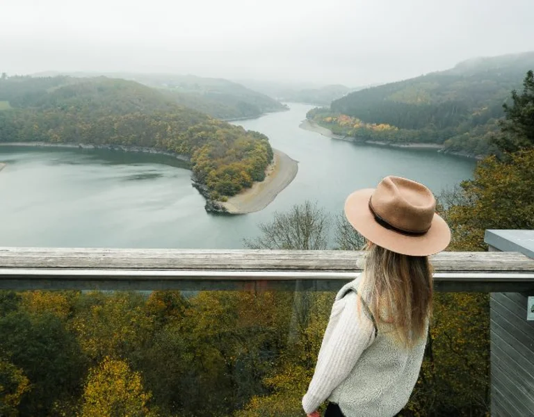 The Burfelt Belvedere's panoramic platform offers a sweeping view of the Upper Sûre lake. ©Giulio Gröbert
