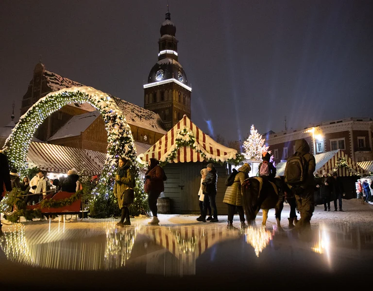 A night view of a christmas market in Riga.