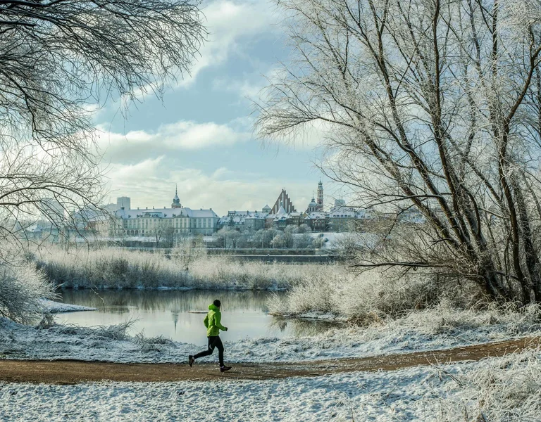 A person runninng during snowy winter in Warsaw.