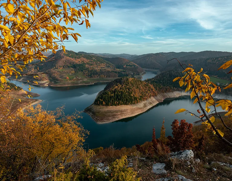 Autumn‑coloured forest overlooking Uvac Lake and Zlatarsko jezero in the Zlatar region