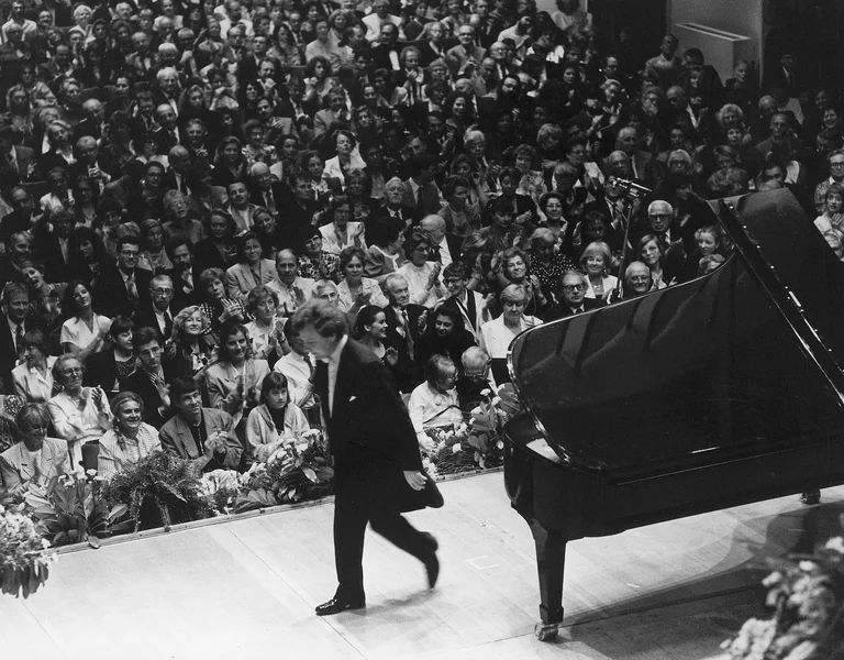 Applause for András Schiff after his debut at Lucerne Festival 1990
