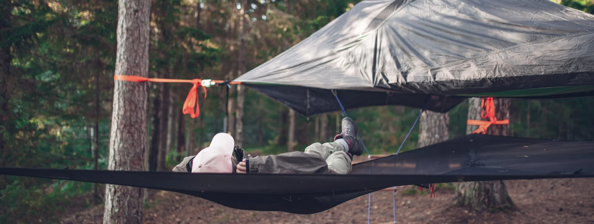 Spend the night suspended between trees, enjoying the silence of the forest.
