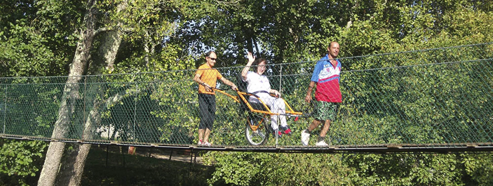 Everyone can surround themselves in luxuriant green nature on suspension bridges that accommodate all-terrain wheelchairs.