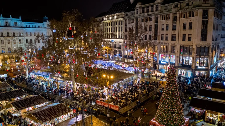 Hungary does up Vörösmarty Square with its Christmas fair
