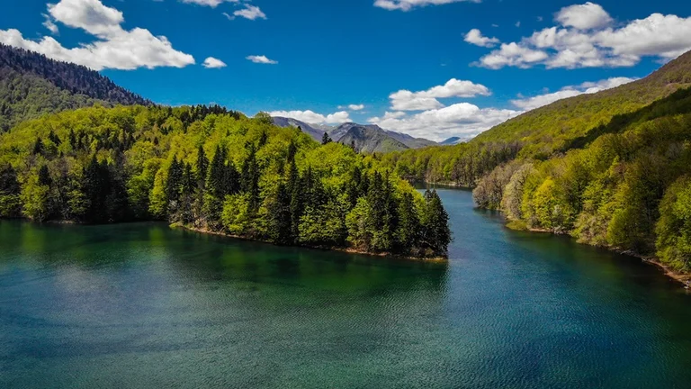 Relish coastal blue, fertile plains, imposing canyons, craggy mountains, spacious pasture - and bustling cities - all within a four hour drive.