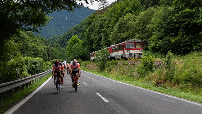 See for yourself: Will the cyclists overtake the Oravka train at an elevation of 400 meters?