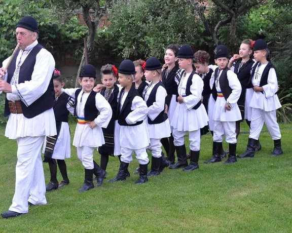 Be sure to include a dance group performance during your visit to Rășinari