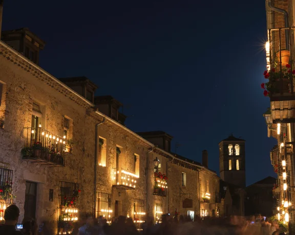 Marvel at the streets of Pedraza on the first and second Saturdays of July, when they are lit only by the light of thousands of candles.