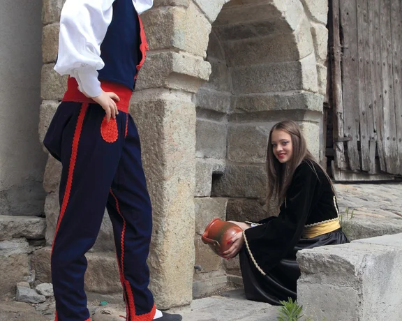 Will you find locals dressed in traditional costume at the Vranje Đerenka Fountain?